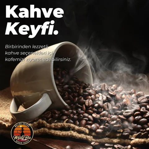 Kahve çekirdekleri ve devrilmiş kahve fincanı