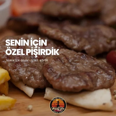 Izgara köfte porsiyonu, patates ile