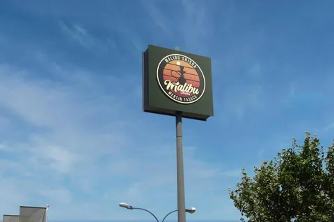 MaliBu tabelası, gündüz gökyüzü