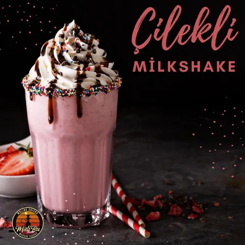 Çilekli milkshake, krema ve renkli serpme ile